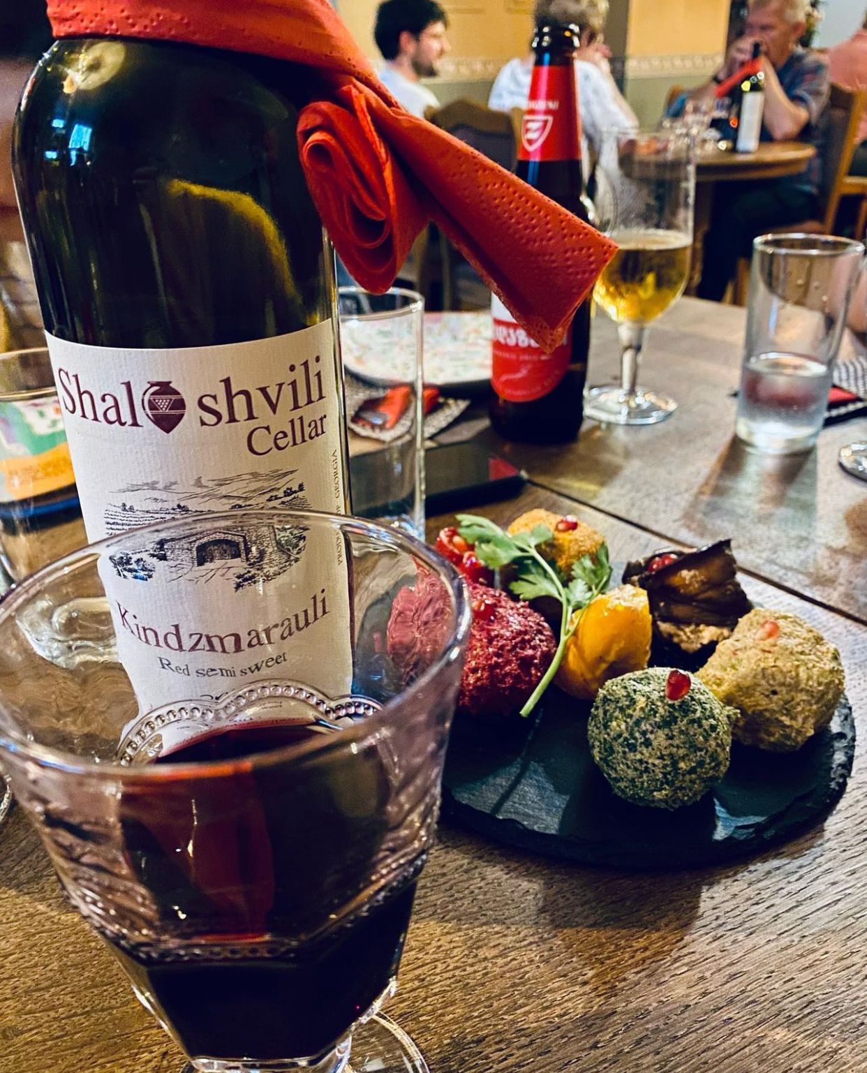 Originalfoto: Wein und Essen im Restaurant